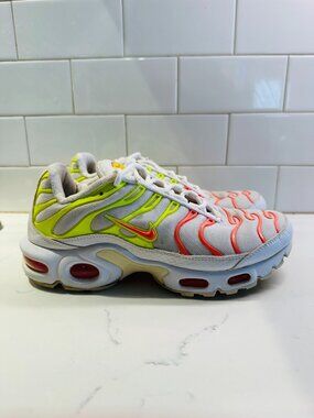 Nike TN Air Max Plus SE Lace Up Sneaker Womens 7 Hot Punch White Pink Neon Yello